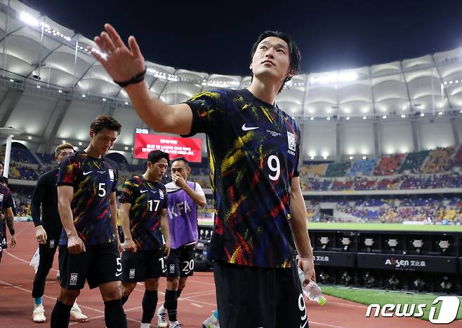 16일 오후 부산시 연제구 부산아시아드주경기장에서 열린 하나은행 초청 대한민국과 페루의 축구 국가대표 평가전에서 0대1로 경기를 마친 축구대표팀 조규성이 트랙을 따라 이동하며 팬들에게 인사하고 있다. 2023.6.16/뉴스1 ⓒ News1 이동해 기자