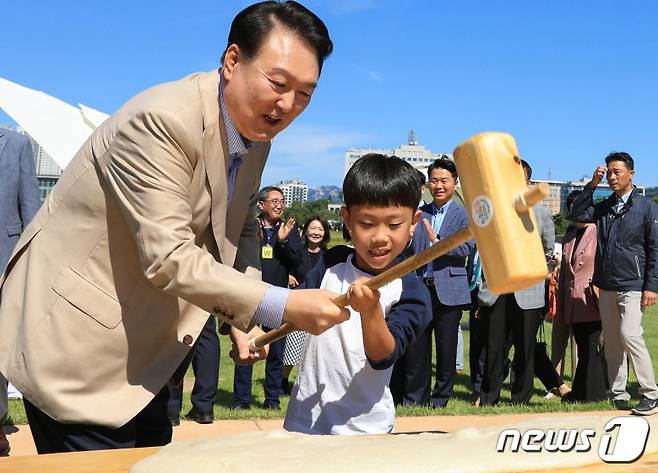 윤석열 대통령이 24일 서울 용산어린이정원에서 열린 추석맞이 팔도장터를 깜짝 방문해 어린이와 떡메치기를 하고 있다. (대통령실 제공) 2023.9.24/뉴스1 ⓒ News1 오대일 기자