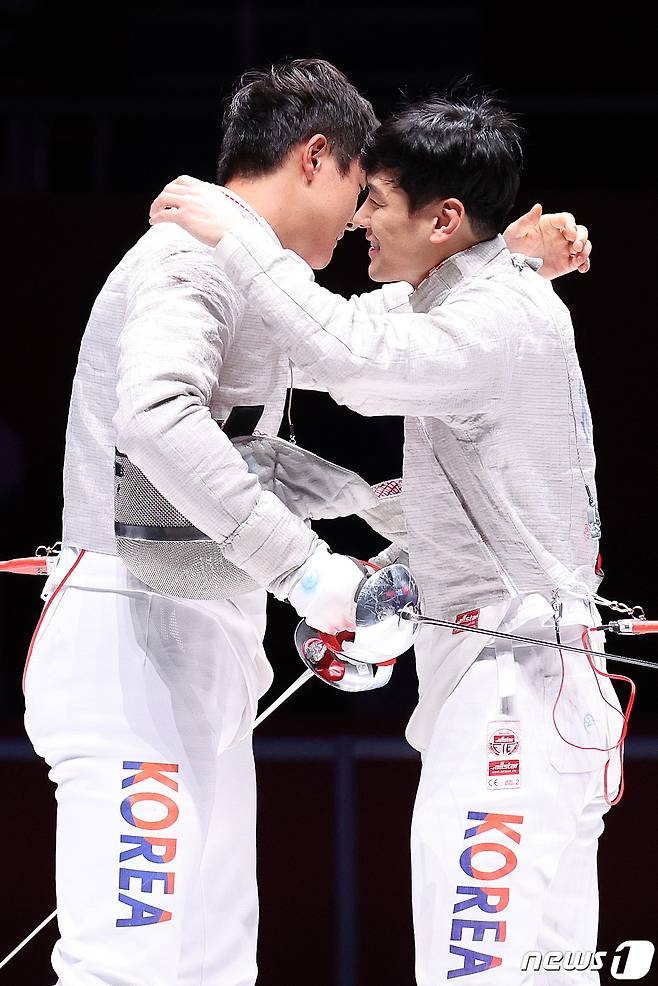 오상욱(왼쪽)과 구본길이 25일 오후 중국 항저우 디안즈대학 체육관에서 열린 2022 항저우 아시안게임 펜싱 남자 사브르 개인전 결승을 마친 후 포옹하고 있다. 이날 경기는 오상욱이 금메달, 구본길이 은메달을 차지했다. 2023.9.25/뉴스1 ⓒ News1 신웅수 기자