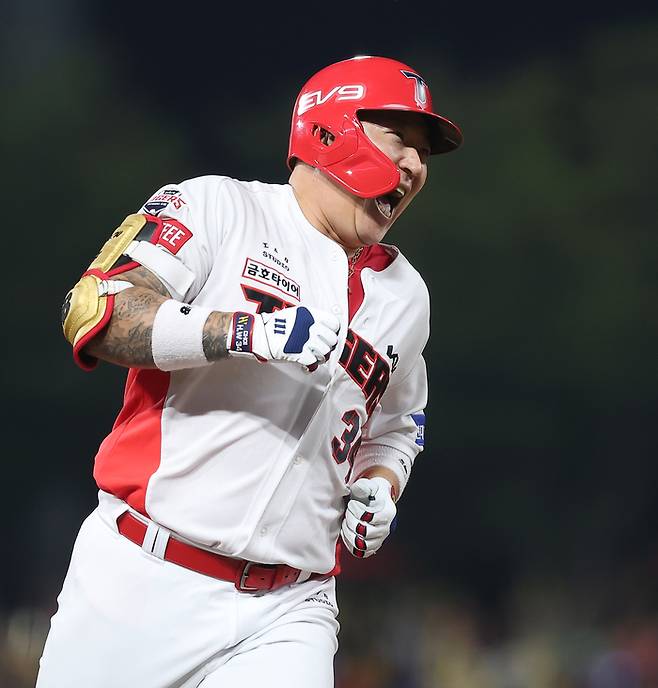 KIA 최형우가 9일 광주기아챔피언스필드에서 열린 LG와 더블헤더 2차전에서 만루홈런을 친 후 환호하고 있다. 사진 | KIA 타이거즈