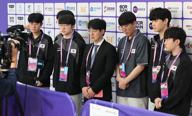 25일 오전 중국 저장성 항저우 E스포츠 센터에서 열린 2022 항저우 아시안게임 e스포츠 리그 오브 레전드(LoL)에 출전한 국가대표팀이 8강에 진출한 뒤 취재진을 만나 소감을 밝히고 있다. 사진 | 항저우=연합뉴스