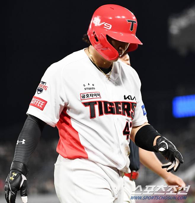 2023 KBO리그 KIA 타이거즈와 LG 트윈스의 경기가 19일 광주기아챔피언스필드에서 열렸다. 8회말 1사 2루 KIA 나성범이 김선빈의 우익수 플라이 때 태그업 후 3루를 향해 몸을 날린 뒤 부상으로 교체되고 있다. 광주=박재만 기자pjm@sportschosun.com/2023.09.19/