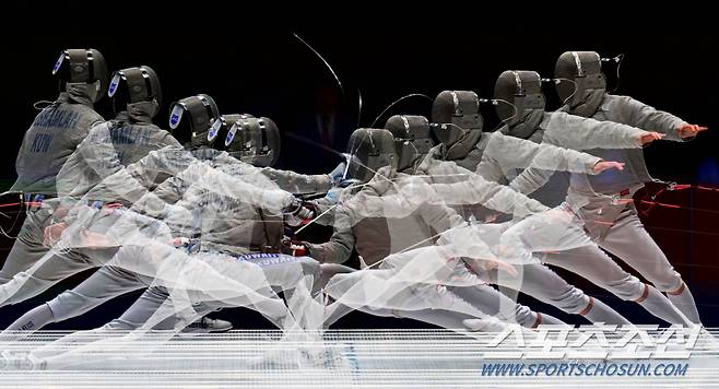 25일 중국 항저우 전자대학체육관에서 열린 항저우아시안게임 남자 사브르 개인 4강전. 구본길과 쿠웨이트 알샴란 유시프 경기. 힘차게 공격을 시도하는 구본길. 항저우(중국)=송정헌 기자songs@sportschosun.com/2023.09.25/