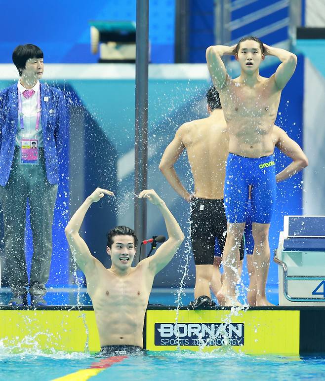 남자 계영 금빛 환호<저작권자(c) 연합뉴스, 무단 전재-재배포 금지>