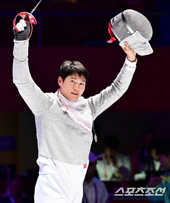 25일 중국 항저우 전자대학체육관에서 열린 항저우아시안게임 남자 사브르 결승전 오상욱-구본길 경기. 오상욱이 승리하며 금메달을 차지했다. 항저우(중국)=송정헌 기자songs@sportschosun.com/2023.09.25/