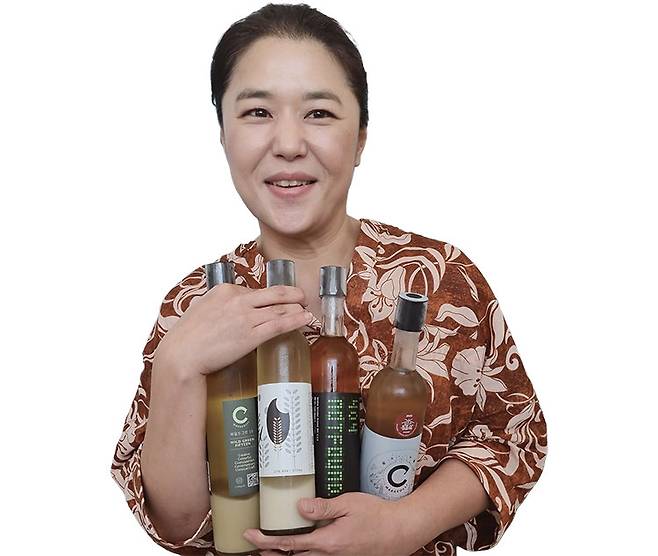 최영은 C막걸리 대표가 제품별 특성을 설명하고 있다. 사진 박순욱 기자