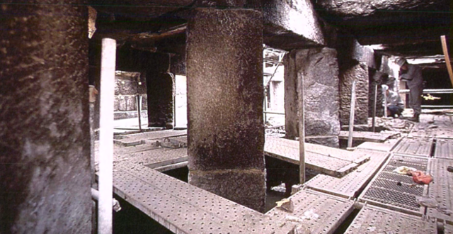 2004년 광통교 하부 교각 해체 작업이 진행되는 모습.