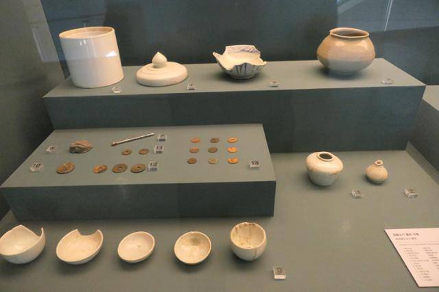 동전(상평통보)과 비녀, 백자 등 청계천에서 발견된 유물들. 청계천 박물관 제공