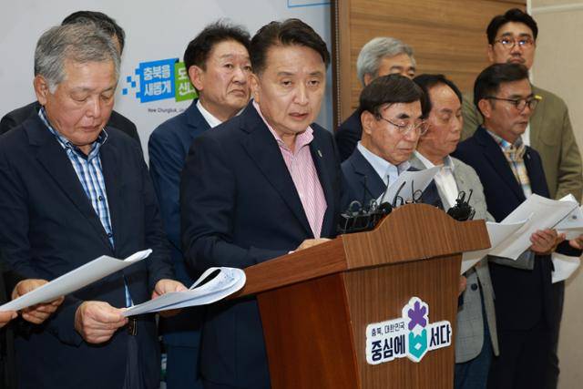 김영환 충북지사가 지난 18일 도청 브리핑룸에서 도내 시민사회단체 대표들과 함께 청주공항 슬롯 확대 경위와 내용을 설명하고 있다. 이 자리에서 김 지사는 "폭증하는 항공 수요에 대비하고 국제 공항의 면모를 갖추기 위해 민항기 전용 활주로가 필요하다"고 강조했다. 충북도 제공