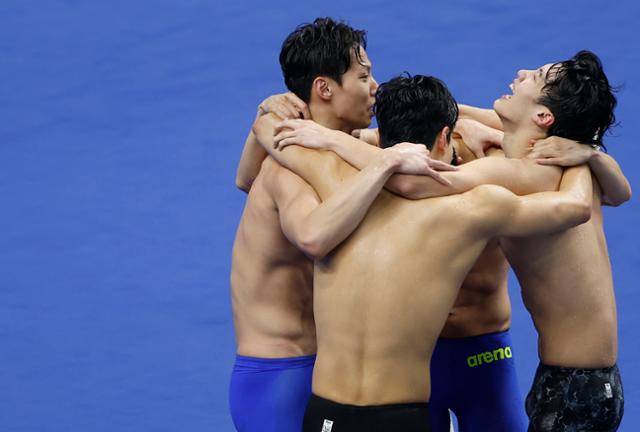 양재훈, 이호준, 김우민, 황선우가 25일 중국 항저우 올림픽 스포츠센터 수영장에서 열린 2022 항저우 아시안게임 남자 계형 800m 결선 경기에서 금메달을 차지한 뒤 서로 부둥켜안고 기뻐하고 있다. 항저우=뉴시스