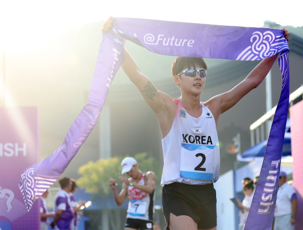 <yonhap photo-3680="">24일 중국 푸양 인후 스포츠센터에서 열린 19회 항저우 아시안게임 근대5종 개인 결승에서 금메달을 획득한 전웅태가 레이저 런(육상+사격) 경기를 마친 뒤 결승선을 들어보이고 있다. 연합뉴스</yonhap>