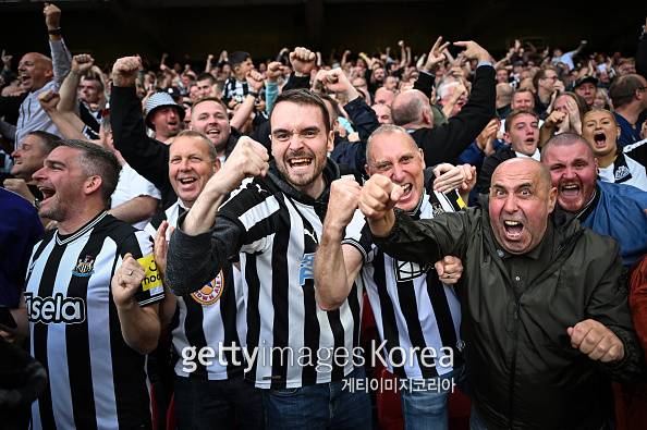 25일 브라몰 레인에서 열린 셰필드 유나이티드와 뉴캐슬 유나이티드의 경기. 뉴캐슬 팬들이 연이은 득점에 환호하고 있다. 사진=게티이미지