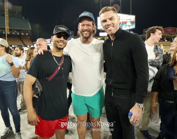 지난 7월 행사에 참석한 무키 베츠(왼쪽)가 팀 동료 클레이턴 커쇼(가운데) 프레디 프리먼과 기념 사진을 찍고 있다. 사진에서 보이는 것처럼 베츠의 체격은 다른 선수와 비교해 크지 않다. 하지만 그의 타격 능력은 타의 추종을 불허한다. 게티이미지