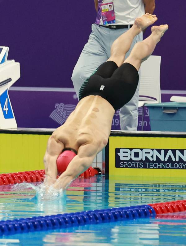 <yonhap photo-2774="">지유찬이 25일 중국 항저우 올림픽 스포츠센터 수영장에서 열린 2022 항저우 아시안게임 수영 이틀째, 남자 자유형 50ｍ 예선에서 스타트 하고 있다. 지유찬은 21초 84로 대회 신기록을 작성했다. [연합뉴스]</yonhap>