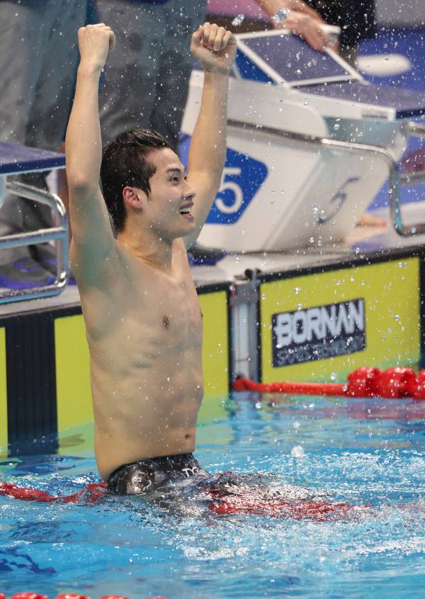 <yonhap photo-5429=""> 황선우, '우리가 이겼다' (항저우=연합뉴스) 홍해인 기자 = 황선우가 25일 중국 항저우 올림픽 스포츠센터 수영장에서 열린 2022 항저우 아시안게임 수영 남자 계영 800ｍ 자유형 결승에서 마지막 영자로 나서 1위를 차지한 황선우가 환호하고 있다. 2023.9.25 hihong@yna.co.kr/2023-09-25 22:19:28/ <저작권자 ⓒ 1980-2023 ㈜연합뉴스. 무단 전재 재배포 금지.></yonhap>