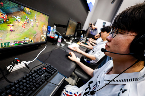 2022 항저우아시안게임 e스포츠 리그 오브 레전드 국가대표 이상혁(Faker)이 16일 서울 마포구 한국e스포츠협회에서 훈련을 하고 있다. [사진=뉴시스]