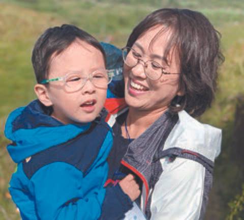 보건복지부와 한국장애인개발원은 장애아 가족의 양육 부담을 덜어 주기 위해 ‘장애아가족 양육지원사업’을 진행한다. 사진은 서비스를 이용 중인 김현정씨와 셋째 부지환군. [사진 한국장애인개발원]