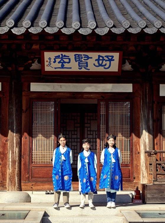 박리안 학생기자(서울 태랑초 5)·이예준 학생모델(서울 도성초 4)·안수민 학생기자(서울 동호초 5·왼쪽부터)가 서울 중구 남산공원 호현당을 찾아 조선시대 서당 교육을 체험했다.