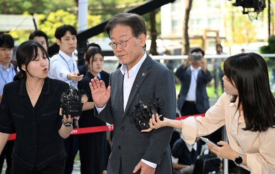 이재명 더불어민주당 대표가 '대북 송금' 의혹 관련 피의자 신분으로 조사를 받기 위해 지난 12일 오후 경기도 수원시 영통구 수원지방검찰청에 출석하고 있다. 연합뉴스.