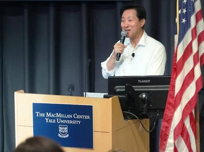 Seoul Mayor Oh Se-hoon gives a lecture on the theme, “Seoul, a global city going together with the vulnerable” at Luce Hall, Yale University in New Haven, Connecticut on September 21 (local time). Courtesy of the Seoul Metropolitan Government