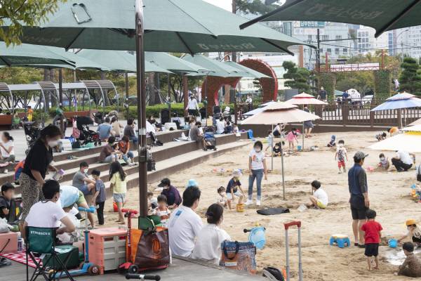 지난 2021년 10월 4일 낮 최고 기온이 28도까지 오르자 시민공원에 사람들이 모여 더위를 피하고 있다. 국제신문DB