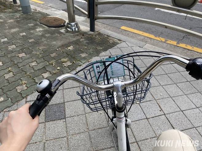 난생 처음 따릉이를 빌렸다. 자전거도로가 없어서 아쉬웠다.