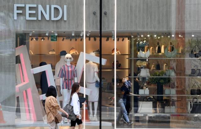 지난 15일 서울 강남구 청담동에 위치한 '펜디' 매장 앞을 시민들이 지나가고 있다. 이한형 기자