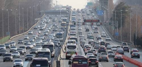 명절 귀성길로 혼잡한 도로. 연합뉴스