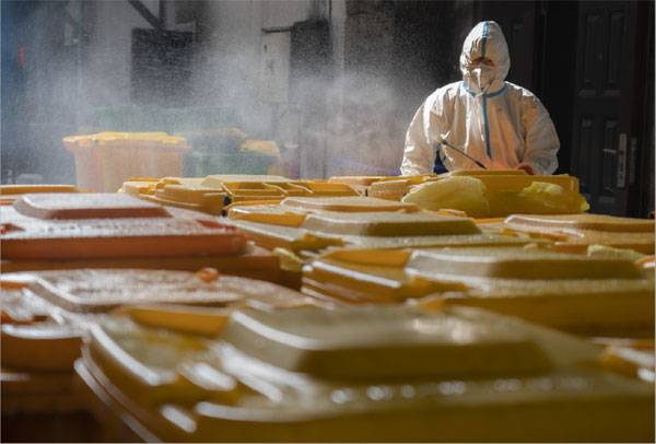 우한의 한 산업 폐기물 처리 업체의 직원이 의료 폐기물이 보관된 컨테이너를 소독하는 모습. [신화통신·연합]