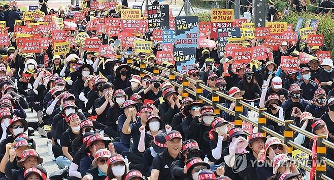 지난 19일 생활형숙박시설 관계자들이 세종시 정부세종청사 국토교통부앞에서 ‘이행강제금 부과 예정’을 규탄하는 집회를 열고 있다. [사진 출처=연합뉴스]