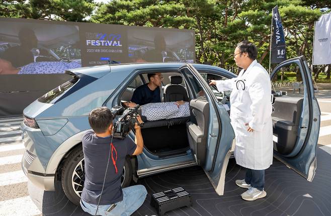 제작 부문 최우수상을 수상한 ‘심오헌 모빌리티’팀이 전기차의 장점을 이용한 ‘찾아가는 인공신장실’을 시연하는 모습 /사진제공=현대차그룹