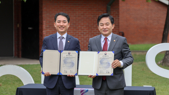 박민식(왼쪽) 국가보훈부 장관과 원희룡(오른쪽) 국토교통부 장관이 25일 오후 서울시 용산구 용산공원 부분개방부지내 잔디광장에서 열린 보훈부-국토부 보훈문화 확산 업무협약식을 갖고 포즈를 취하고 있다. 국가보훈부 제공