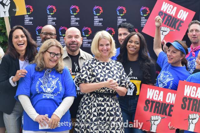 파업을 벌이고 있는 미국작가조합 회원들 모습/게티이미지코리아