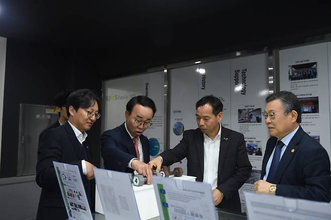 한국재료연구원 연구성과를 둘러보는 박성호(왼쪽부터 두번째) 김해의생명산업진흥원장과 연구성과를 설명하는 이정환(오른쪽에서 첫 번째) 한국재료연구원장.[한국재료연구원 제공]