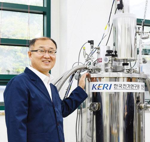 하동우 박사가 수소 가스의 냉각을 위한 극저온 용기를 살펴보고 있다. [한국전기연구원 제공]