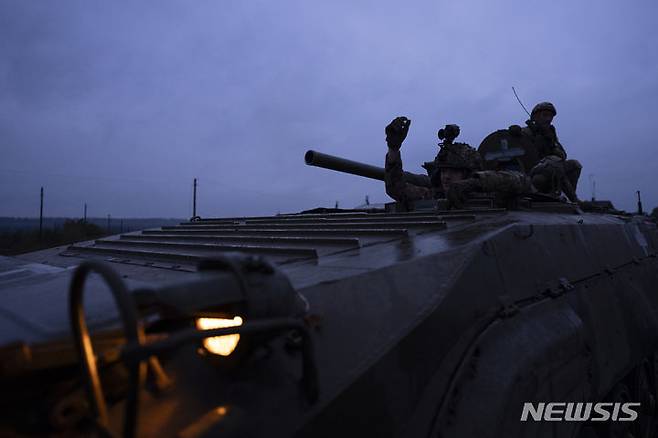 [안드리이우카=AP/뉴시스] 우크라이나군 기갑부대가 남부 자포리자 지역 베르보베 마을 인근에서 러시아군 주방어선을 돌파했다. 사진은 지난 15일(현지시간) 제3돌격여단 소속 우크라이나 군인들이 도네츠크주 안드리이우카 인근 전방에 배치된 모습. 2023.09.25.