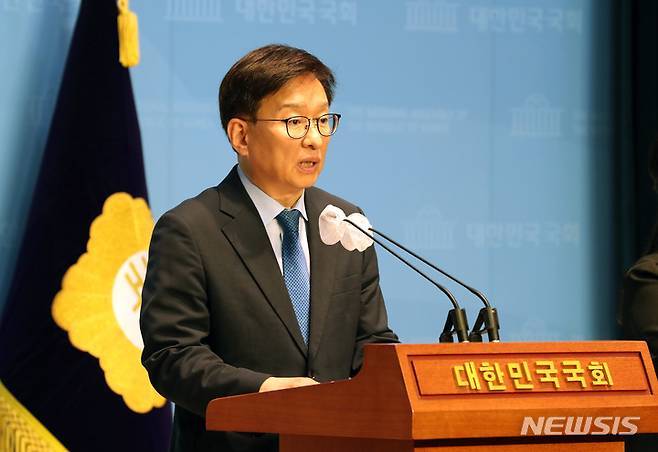 [서울=뉴시스] 전진환 기자 = 권칠승 더불어민주당 수석대변인이 7일 오전 서울 여의도 국회 소통관에서 열린 기자회견에서 천안함 함장 비하 발언에 대해 천안함 장병과 유족들에게 유감을 표명하고 있다. 2023.06.07. amin2@newsis.com