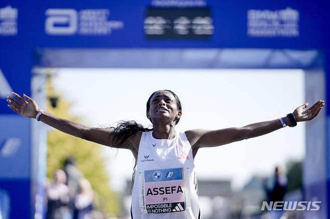 [베를린=AP/뉴시스] 2023 베를린 마라톤에서 여자 마라톤 세계신기록을 써낸 티지스트 아세파. 2023.09.24