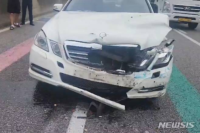 [인천=뉴시스] 이루비 기자 = 25일 오후 인천 계양구 작전동 경인고속도로 인천 방면 부평IC 출구 인근에서 승용차 3대와 1t 화물차 등 차량 4대가 잇따라 추돌하는 사고가 발생했다. 사진은 사고 충격으로 앞부분이 파손된 벤츠 차량. (사진=독자 제공) 2023.09.25. photo@newsis.com *재판매 및 DB 금지