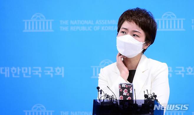 [서울=뉴시스] 전신 기자 = 이언주 전 국민의힘 의원이 13일 오전 서울 여의도 국회 소통관에서 홍준표 국민의힘 대선 경선 예비후보의 캠프에 공동선거대책위원장으로 합류하는 기자회견을 마친 후 취재진의 질문에 답하고 있다. (공동취재사진) 2021.10.13. photo@newsis.com