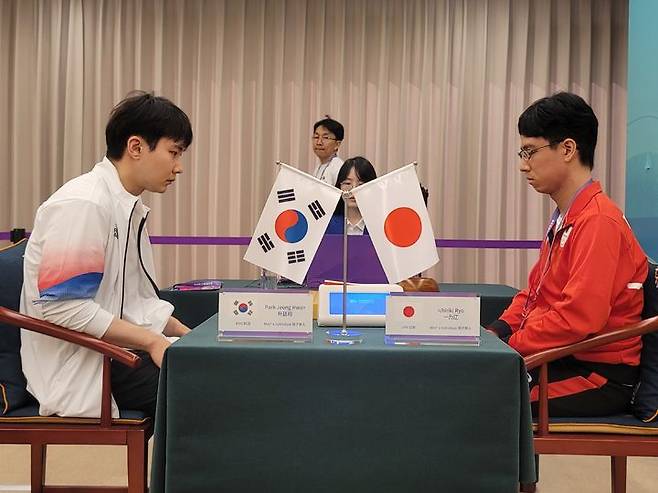 [서울=뉴시스] 박정환(왼쪽)vs이치리키 료. (사진=일본기원 제공) 2023.09.25. photo@newsis.com *재판매 및 DB 금지