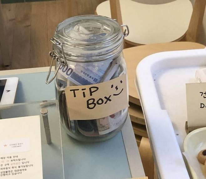 한 카페에서 키오스크 주문 이후 '팁 박스'를 올려놔 논란이 되고 있다. 온라인 커뮤니티 캡처