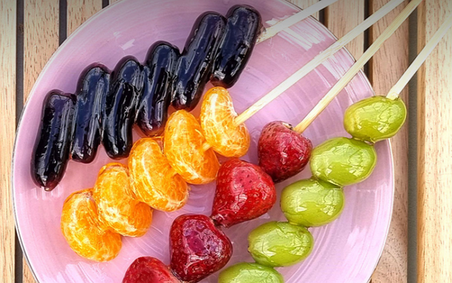 국내 인기 탕후루 프랜차이즈 ‘왕가탕후루’에서 판매 중인 탕후루. 왕가탕후루