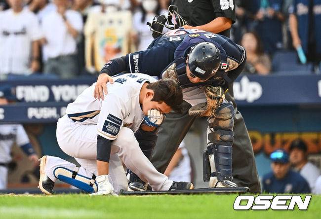 [OSEN=창원, 이석우 기자] 24일 창원 NC파크에서 2023 신한은행 SOL KBO리그 NC 다이노스와 두산 베어스의 경기가 열렸다. NC 다이노스 서호철이 8회말 1사 1루 두산 베어스 김강률의 투구에 코를 맞고 괴로워하고 있다. 2023.09.24 / foto0307@osen.co.kr