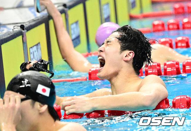 [OSEN=항저우(중국), 김성락 기자] 25일 오후 올림픽 스포츠센터 수영장에서 '제19회 항저우아시안게임' 수영 경영 남자 계영 800m 결승전 경기가 열렸다.한국 대표팀 마지막 주자 황선우가 경기를 마친 뒤 기뻐하고 있다. 이날 한국 대표팀은 양재훈~이호준~김우민~황선우 순으로 헤엄쳐 7분01초73의 기록으로 금메달을 목에 걸었다. 2023.09.25 / ksl0919@osen.co.kr