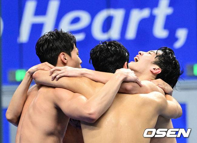 [OSEN=항저우(중국), 김성락 기자] 25일 오후 올림픽 스포츠센터 수영장에서 '제19회 항저우아시안게임' 수영 남자 계영 800m 결승전 경기가 열렸다.경기 종료 후 한국 대표팀 선수들이 기뻐하고 있다. 이날 한국 대표팀은 양재훈~이호준~김우민~황선우 순으로 헤엄쳐 7분01초73의 기록으로 금메달을 목에 걸었다. 2023.09.25 / ksl0919@osen.co.kr