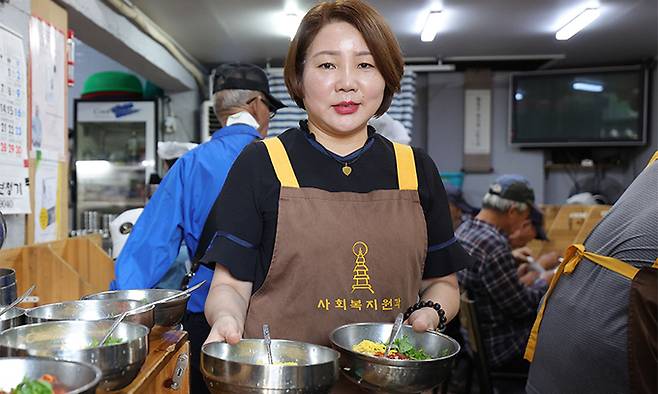 강소윤 원각사 노인무료급식소 총무가 지난 22일 서울 종로구 급식소에서 이날 점심식사를 들고 있다. 이재문 기자