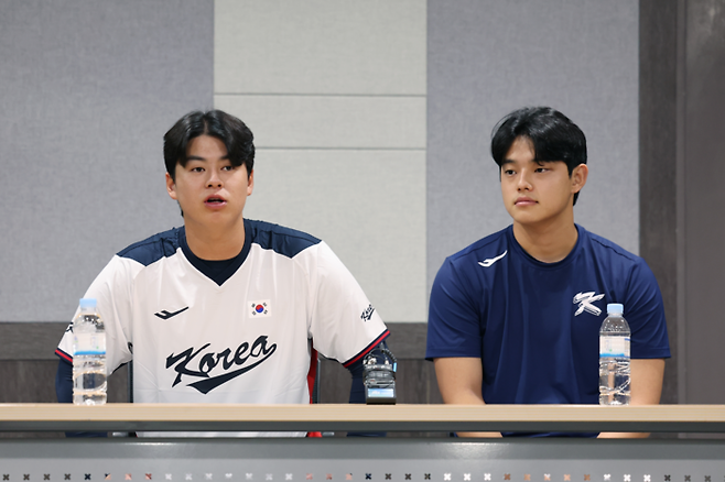 지난 24일 대표팀 훈련을 마치고 인터뷰 중인 노시환(왼쪽)과 문동주. 연합뉴스