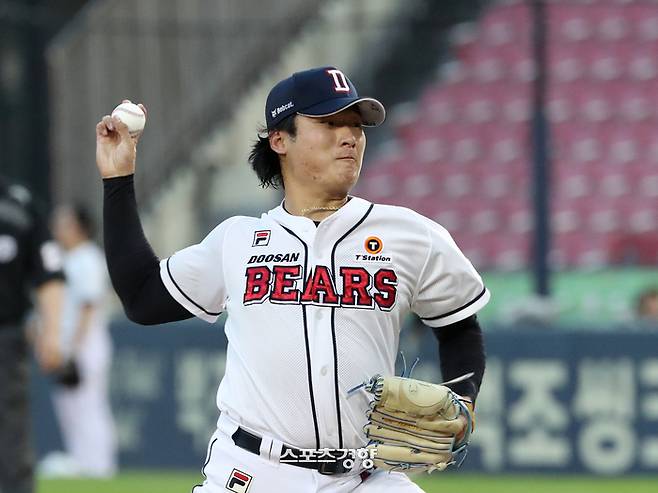 두산 선발 곽빈이 지난 12일 한화전에 선발 등판해 힘껏 투구하고 있다. 정지윤 선임기자