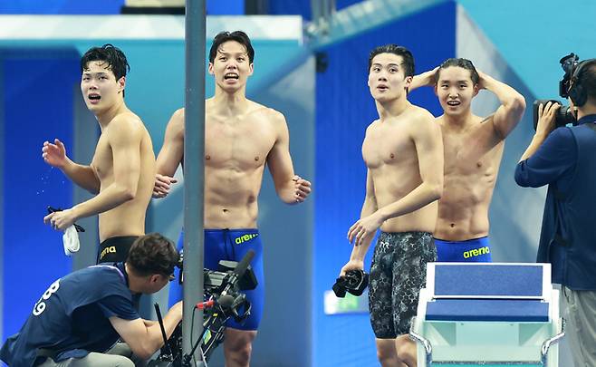 양재훈, 이호준, 김우민, 황선우가 25일 중국 항저우 올림픽 스포츠센터 수영장에서 열린 2022 항저우 아시안게임 수영 이틀째, 남자 800m 계영 결승에서 금메달을 획득한 뒤 환호하고 있다. 2023.9.25 연합뉴스